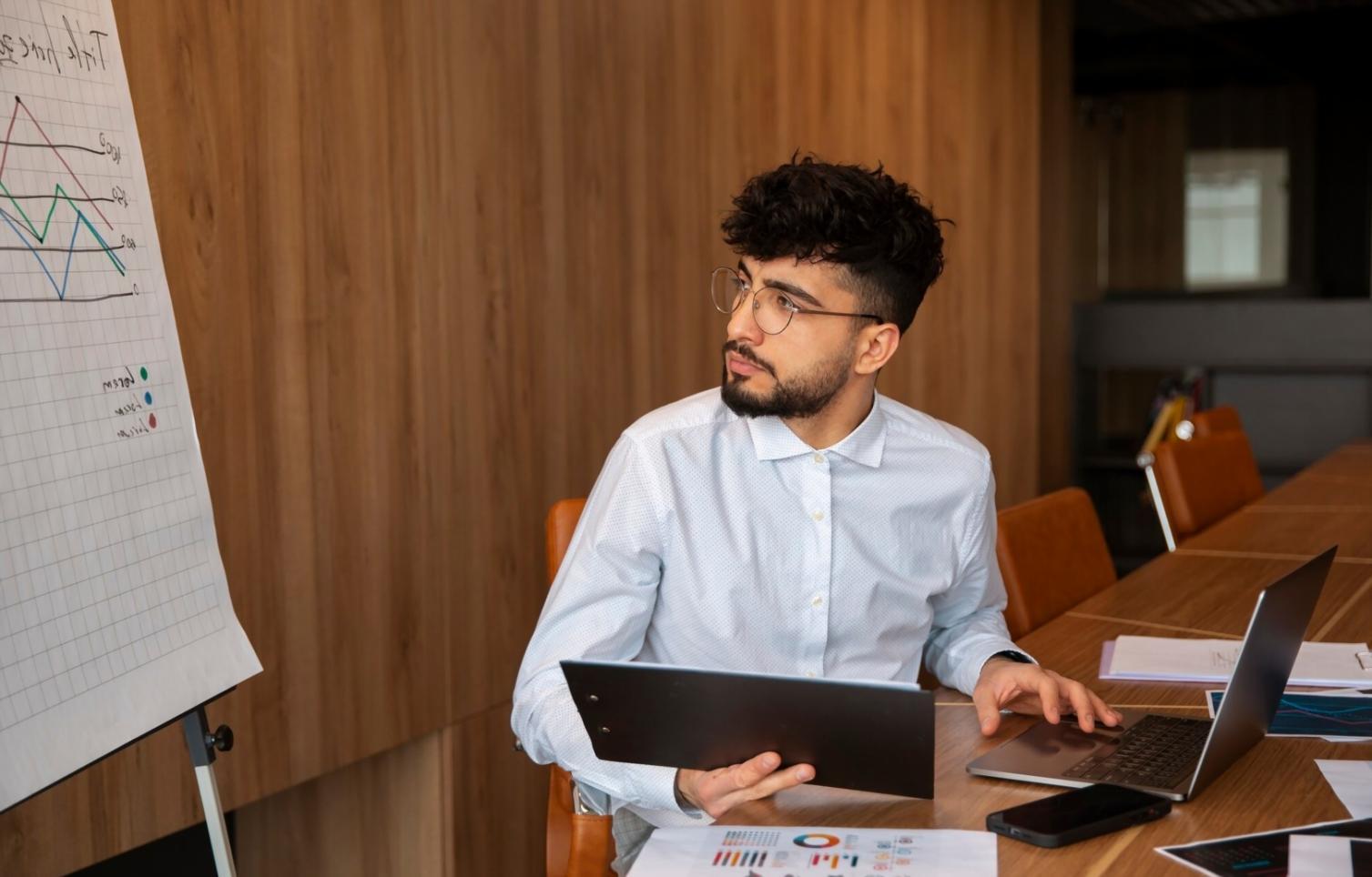 Team-Meeting zur Entwicklung von Finanzstrategien